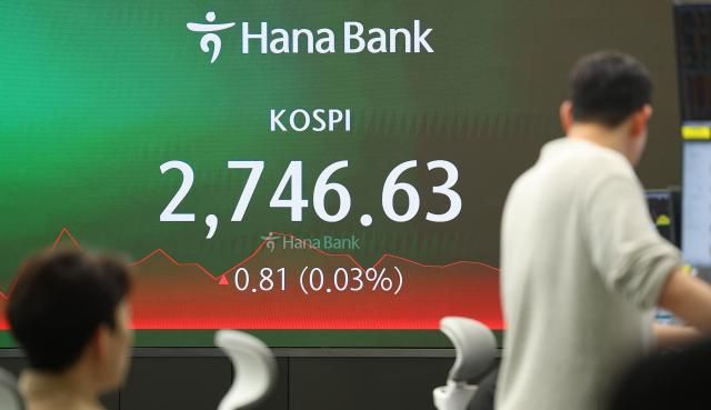 지난 29일 오후 서울 중구 하나은행 본점 딜링룸에 코스피 종가가 표시돼 있다 사진연합뉴스