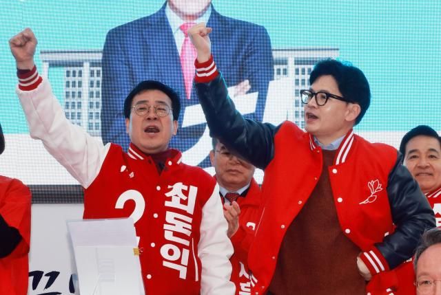 한동훈 국민의힘 총괄 선거대책위원장이 29일 경기 안양 만안구 삼덕공원 인근에서 안양시만안구 최돈익 후보 지지와 함께 지지호소를 하고 있다 2024329 사진연합뉴스