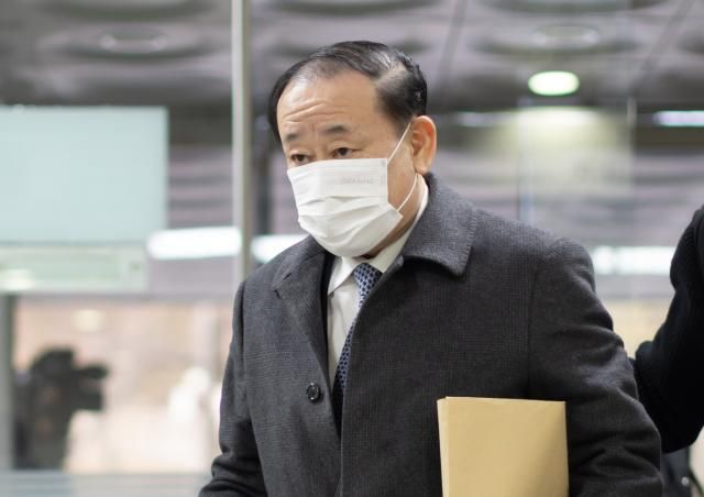 SPC그룹의 파리바게뜨 제빵기사 노조 탈퇴 강요 의혹으로 검찰 수사를 받는 황재복 SPC 대표이사 구속 전 피의자 심문영장실질심사을 받기 위해 4일 오전 서초구 서울중앙지법에 들어서고 있다 202434 사진연합뉴스