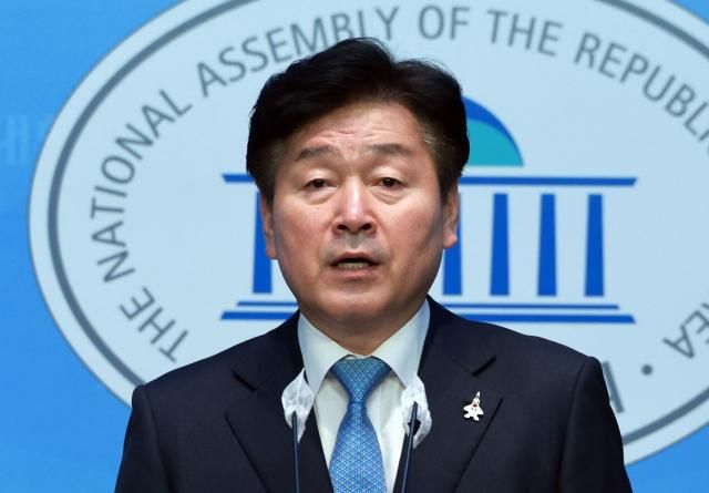 기동민 더불어민주당 의원이 5일 오전 국회 소통관에서 기자회견을 하고 있다 사진연합뉴스