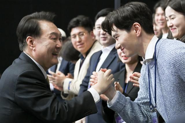 윤석열 대통령이 지난 5일 경기 광명시 아이벡스 스튜디오에서 청년의 힘으로 도약하는 대한민국을 주제로 열린 열일곱 번째 국민과 함께하는 민생토론회를 마치며 참석 청년들을 격려하고 있다 사진연합뉴스