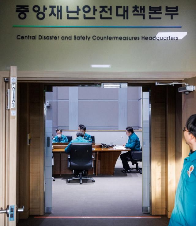 전병왕 의사 집단행동 중앙재난안전대책본부중대본 제1 통제관은 7일 정부세종청사에서 열린 브리핑을 통해 “오늘 중대본에서는 월 1882억원 규모의 건강보험 재정을 지원하기로 결정했다”고 밝혔다 사진연합뉴스