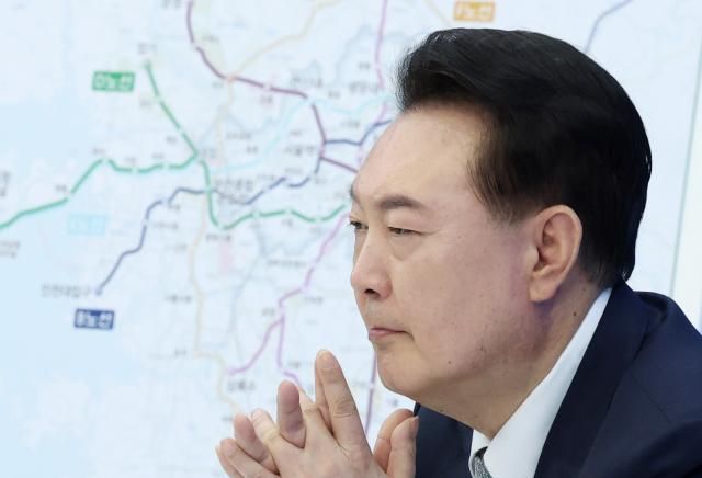 윤석열 대통령이 7일 인천광역시청에서 대한민국 관문 도시 세계로 뻗어나가는 인천을 주제로 열린 열여덟 번째 국민과 함께하는 민생토론회에서 항공·해운·물류산업 발전 방안에 대한 주제 발표를 듣고 있다 사진연합뉴스