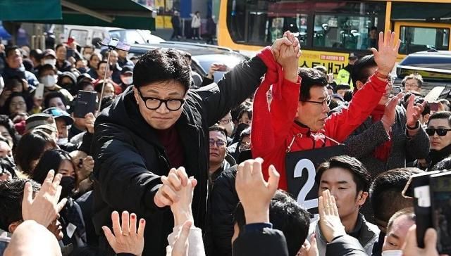 한동훈 국민의힘 비상대책위원장왼쪽이 8일 오전 경기도 성남시 수정구 중앙시장사거리에서 거리인사를 하고 있다 사진연합뉴스