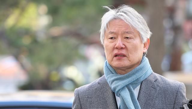 노환규 전 대한의사협회 회장이 9일 오전 전공의 집단 사직 공모 의혹과 관련해 경찰 조사를 받기 위해 서울 마포구 서울경찰청 공공범죄수사대로 출석하기 전에 입장을 표명하고 있다 사진연합뉴스