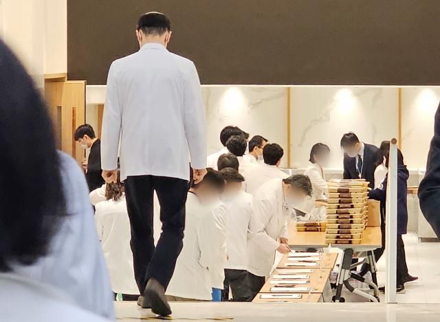 전공의 집단 사직 사태 16일째를 맞는 6일 서울대학교병원에서 교수들이 교수협의회에 참석하고 있다 사진연합뉴스