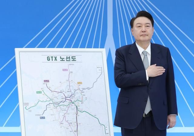 윤석열 대통령이 7일 인천광역시청에서 대한민국 관문 도시 세계로 뻗어나가는 인천을 주제로 열린 열여덟 번째 국민과 함께하는 민생토론회에서 국기에 경례하고 있다 사진연합뉴스