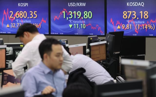 지난 8일 장 마감 후 서울 중구 하나은행 본점 딜링룸 현황판에 지수가 표시되고 있다 사진연합뉴스