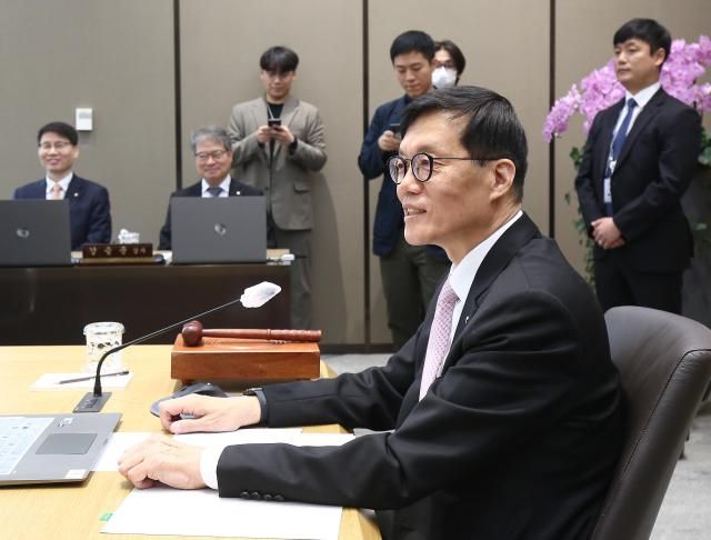 이창용 한국은행 총재가 12일 서울 중구 한국은행에서 열린 금융통화위원회를 주재하고 있다 사진사진공동취재단