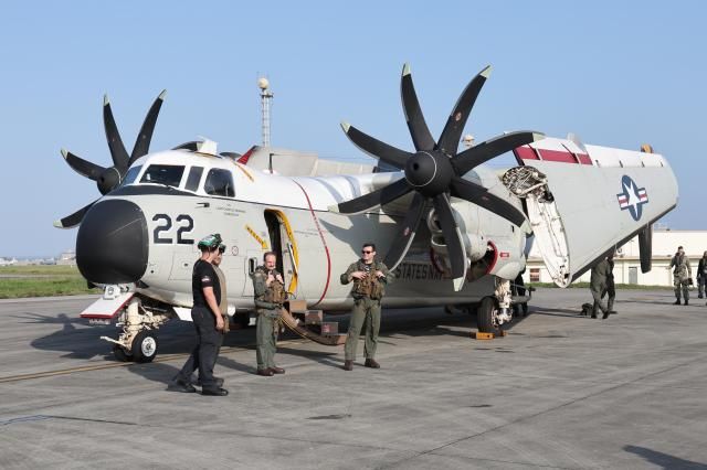 11일 C-2 그레이하운드 항모 전용 수송기가 일본 오키나와의 카데나 미 공군기지에서 ‘한·미·일 해상훈련’에 참가한 미 해군 니미츠급 핵추진 항공모함 시어도어 루스벨트함CVN-71으로 발진하기 위해 준비를 하고 있다 사진제공국방일보