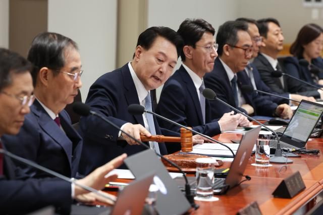 윤석열 대통령이 16일 서울 용산 대통령실 청사에서 열린 국무회의에서 개회 선언을 하고 있다 사진연합뉴스