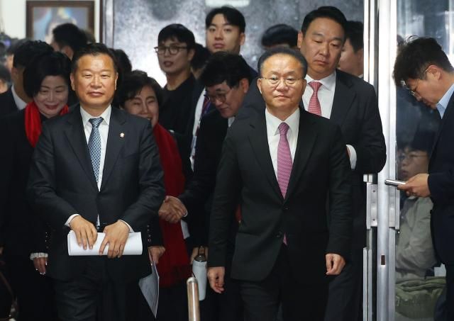 윤재옥 국민의힘 원내대표 겸 당 대표 권한대행이 16일 오전 국회에서 열린 제22대 국회 국민의힘·국민의미래 당선자총회에 참석하고 있다 사진연합뉴스