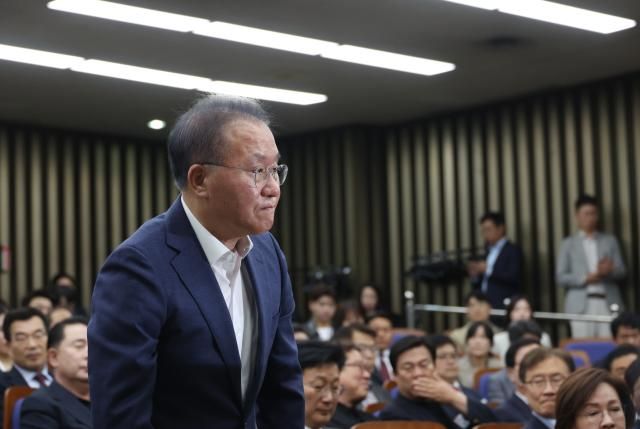 윤재옥 국민의힘 원내대표 겸 당 대표 권한대행이 19일 국회에서 열린 원외조직위원장 간담회에서 인사말을 하기 위해 단상으로 향하고 있다 이날 간담회에는 4·10 총선 수도권 낙선자들을 비롯한 원외 조직위원장들이 참석했다 사진연합뉴스