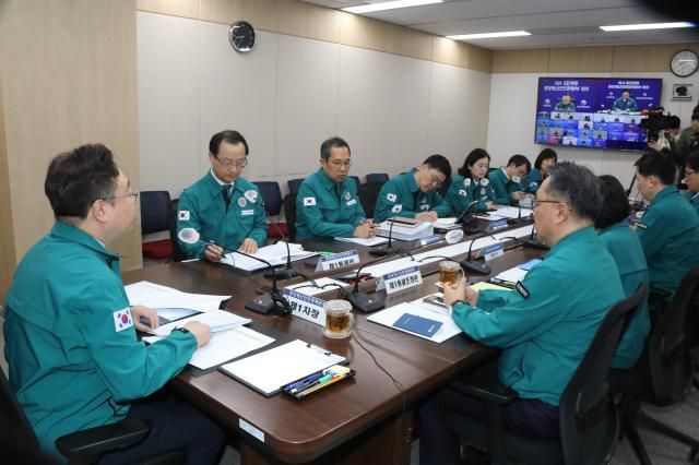 의사 집단행동 중앙재난안전대책본부 회의를 주재 모습 사진연합뉴스