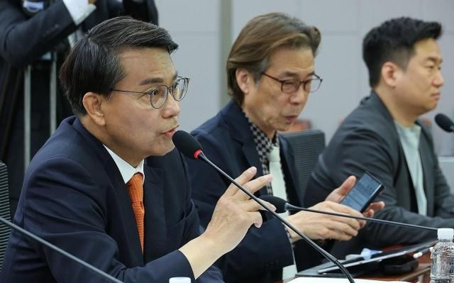 윤상현 국민의힘 의원왼쪽이 22일 오전 국회의원회관에서 열린 2024 총선 참패와 보수 재건의 길을 주제로 열린 세미나에서 개회사를 하고 있다 사진연합뉴스 