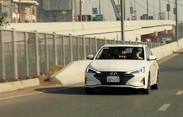  나노 쿨링 필름 적용 차량이 파키스탄 시내를 달리고 있는 모습