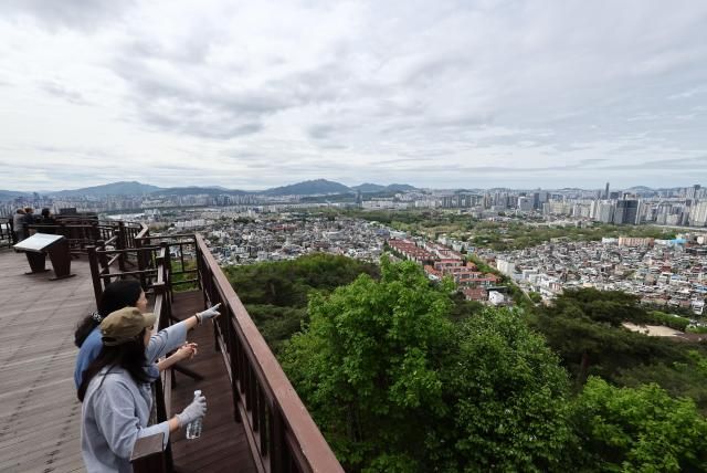 지난 21일 서울 남산에서 바라본 비가 그친 후 시내 모습 사진연합뉴스