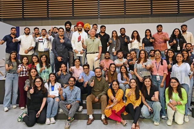 현대차그룹 정의선 회장과 경영진들이 현대차 인도권역본부 타운홀미팅을 마친 후 직원들과 함께 기념촬영을 하고 있다