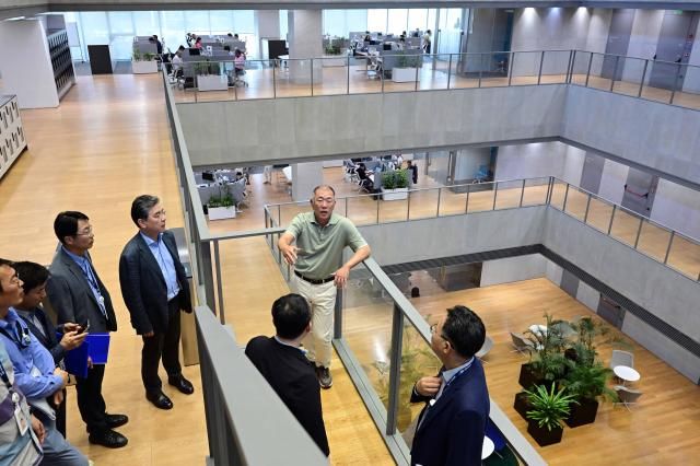올해 초 완공된 현대차 인도권역본부 델리 신사옥을 둘러보는 정의선 회장 