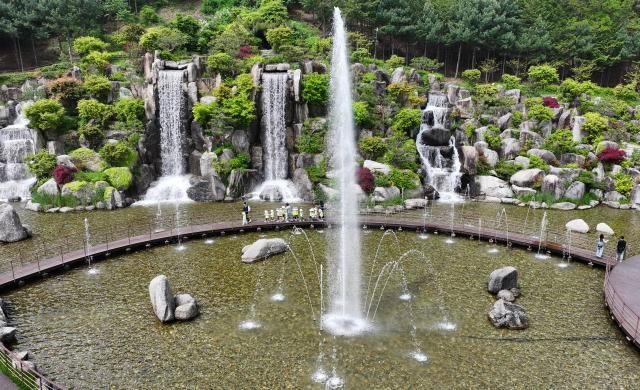 경기도 안산시 노적봉폭포공원을 찾은 어린이들이 폭포수를 바라보는 모습 사진연합뉴스