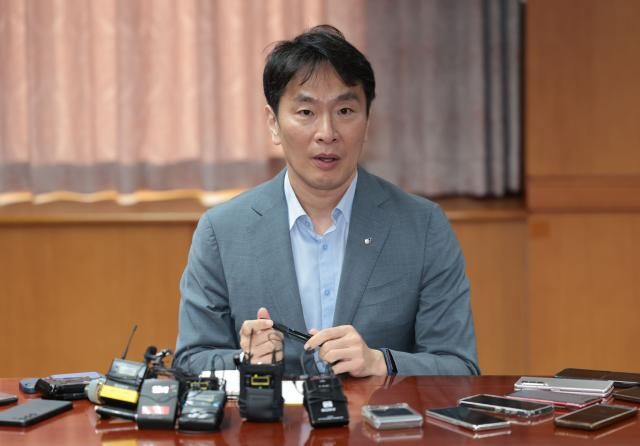 이복현 금융감독원장이 3일 오전 서울 영등포구 금융감독원에서 열린 금융감독원-네이버 업무협약식 직후 기자들과 만나 발언하고 있다 사진 연합뉴스