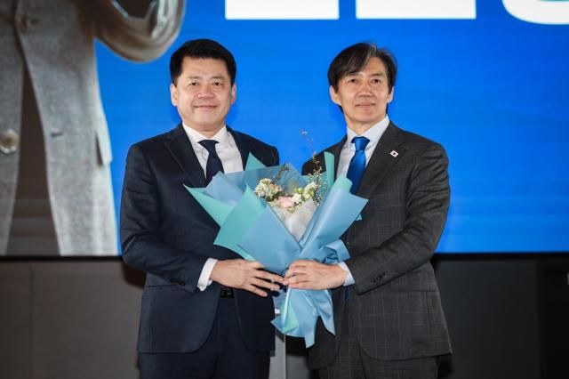 조국 조국혁신당 대표가 지난달 6일 서울 동작구 아트나인에서 열린 5호·6호 인재 영입식에서 6호 영입인사인 김준형 전 국립외교원장에게 꽃다발을 전달하고 있다 사진＝연합뉴스