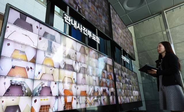 1일 오전 경기도 수원시 영통구 경기도선거관리위원회 로비에 설치된 모니터에서 관계자들이 구ㆍ시ㆍ군선거관리위원회 사전투표함 등 보관장소 CCTV 영상을 살펴보고 있다 사진연합뉴스