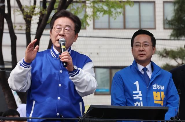 이재명 더불어민주당 대표가 6일 서울 성동구 금남시장 인근에서 박성준 후보 지원 유세를 하고 있다 사진연합뉴스