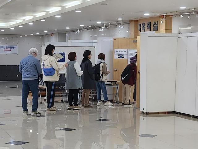 지난 5일 오후 서울 강남구 삼성1동주민센터에 설치된 사전투표소에 시민들이 줄을 서서 차례를 기다리고 있다 사진김지윤 기자