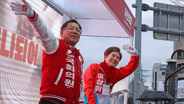 22대 국회의원 선거의 공식 선거운동이 시작된 지난달 28일 경북 포항시 남구 형산교차로에서 포항시남구·울릉군 선거구에 출마한 국민의힘 이상휘 후보가 손을 흔들며 시민에게 인사하고 있다 사진연합뉴스