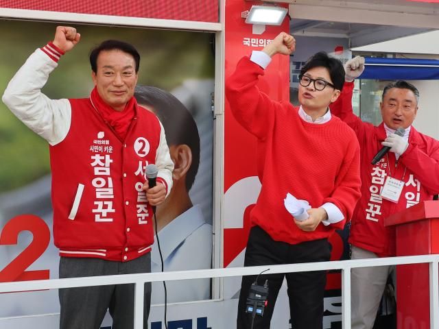 한동훈 국민의힘 비상대책위원장 겸 총괄 선거대책위원장이 6일 경남 거제시 고현사거리에서 서일준 후보의 지지를 호소하고 있다 사진연합뉴스