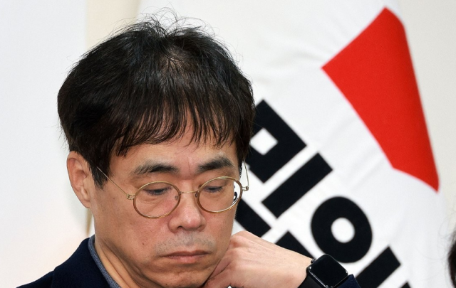 김경율 국민의힘 비상대책위원이 지난 2월 오전 서울 여의도 국민의힘 당사에서 열린 비상대책위원회의에서 생각에 잠겨있다 사지연합뉴스 