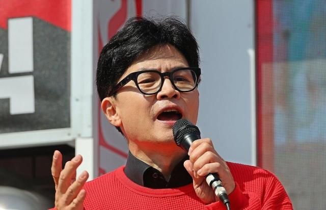 한동훈 국민의힘 비상대책위원장 겸 총괄 선거대책위원장이 7일 대전 노은역광장에서 대전 지역 후보들의 지지를 호소하고 있다 사진-연합뉴스 
