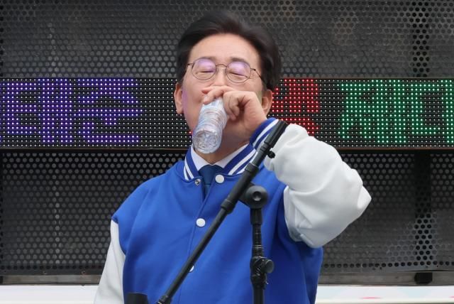 이재명 더불어민주당 대표가 지난 6일 경기 이천시 중앙로 문화의거리에서 엄태준 후보 지원 유세를 하던 중 물을 마시고 있다 사진연합뉴스