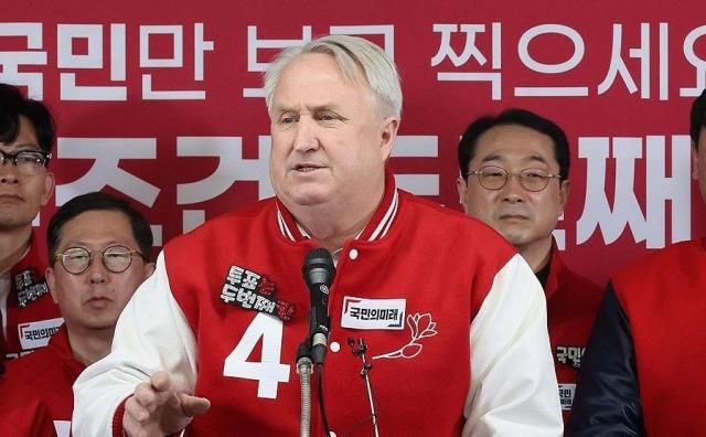 인요한 국민의미래 선거대책위원장이 9일 여의도 당사에서 대국민 본투표 참여호소 기자회견을 하고 있다 사진연합뉴스