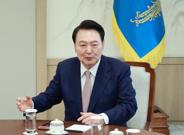 윤석열 대통령이 지난달 29일 서울 용산 대통령실 집무실에서 열린 더불어민주당 이재명 대표와의 영수회담에서 발언하고 있다 사진연합뉴스