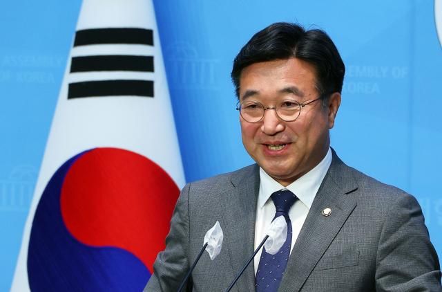 더불어민주당 윤호중 의원이 13일 오전 국회 소통관에서 열린 원포인트 개헌 요구 기자회견에서 발언하고 있다 사진연합뉴스