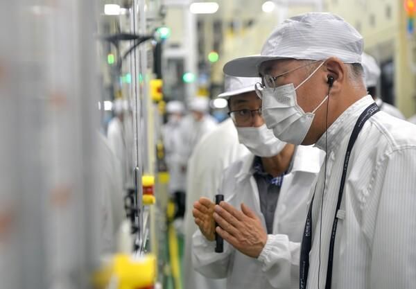 정의선 현대자동차그룹 회장이 현대차그룹과 LG에너지솔루션이 합작해 인도네시아 카라왕 신산업단지에 설립한 배터리셀 공장 HLI그린파워Hyundai LG Indonesia Green Power를 방문해 조립공정을 점검하고 있다 사진현대차