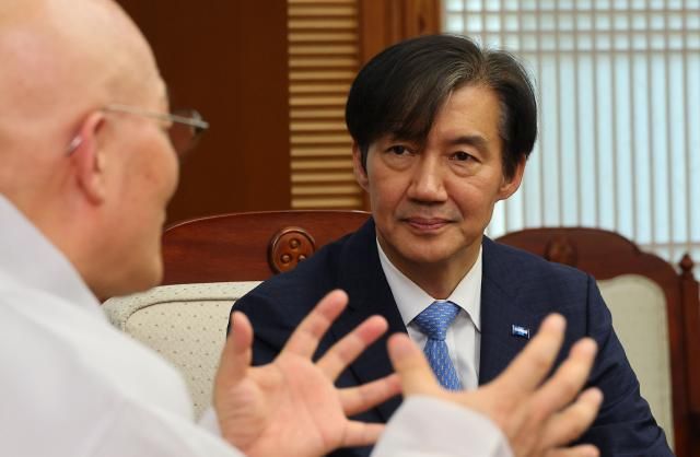 조국 조국혁신당 대표가 지난 8일 서울 종로구 한국불교역사문화기념관에서 대한불교조계종 총무원장 진우 스님과 대화하고 있다 사진연합뉴스