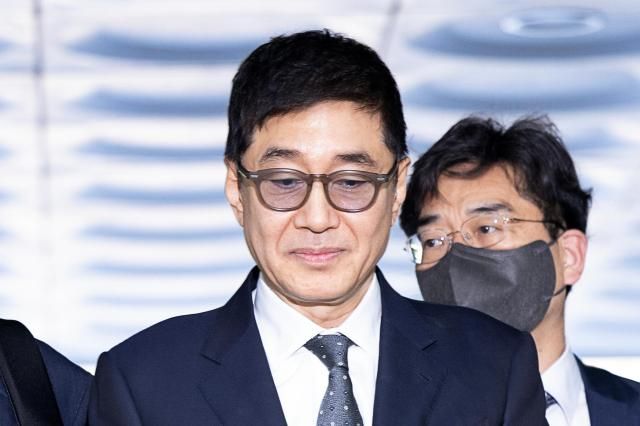 특정경제범죄 가중처벌법상 횡령·배임 혐의를 받는 태광그룹 이호진 전 회장이 16일 오전 서초구 서울중앙지법에서 열리는 구속 전 피의자 심문영장심사을 받기 위해 법정으로 들어서고 있다 사진연합뉴스