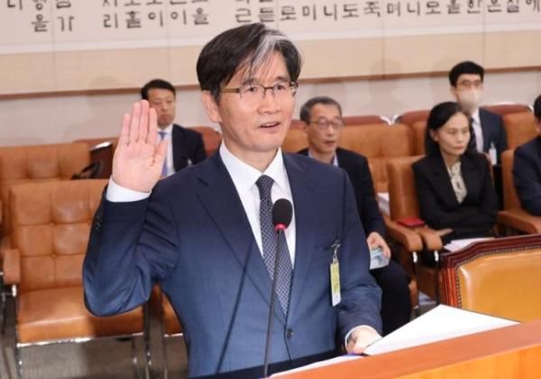 오동운 고위공직자범죄수사처장 후보자가 17일 오전 서울 여의도 국회 법제사법위원회에서 열린 인사청문회에서 선서를 하고 있다 사진 연합뉴스