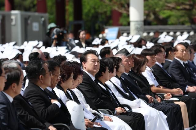 윤석열 대통령이 18일 광주시 북구 국립5·18민주묘지에서 열린 제44주년 5·18민주화운동 기념식에 참석하고 있다. [사진=연합뉴스]