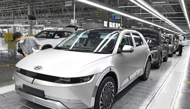 인도네시아 공장에서 생산 중인 아이오닉5 사진연합뉴스 