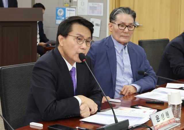 윤상현 국민의힘 의원왼쪽이 16일 오전 국회 의원회관에서 열린 보수의 가치 어떻게 혁신할 것인가 세미나에서 발언하고 있다 사진연합뉴스