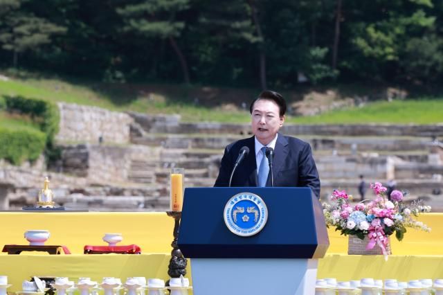 윤석열 대통령이 19일 경기도 양주시 회암사지에서 열린 회암사 사리 이운 기념 문화축제 및 삼대화상 다례재에서 축사하고 있다 사진연합뉴스