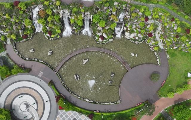 지난달 26일 경기도 안산시 노적봉폭포공원을 찾은 어린이들이 시원하게 쏟아지는 폭포수를 바라보고 있다 사진연합뉴스