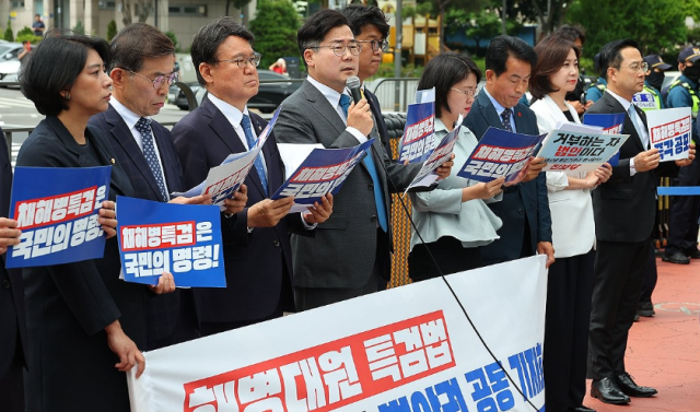 박찬대 더불어민주당 원내대표와 범야권 정당 대표자들이 20일 오전 서울 용산 대통령실 앞에서 열린 해병대원 특검법 수용 촉구 범야권 공동 기자회견에서 발언하고 있다 사진연합뉴스