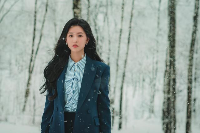 tvN 드라마 눈물의 여왕에서 홍해인 역으로 분한 배우 김지원의 모습 홍해인이 드라마 속에서 헤맨 눈 덮인 자작나무 숲은 CJ ENM의 가상제작 기술로 꾸며졌다 사진CJ ENM