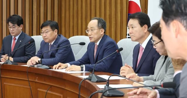 추경호 국민의힘 원내대표가운데가 21일 오전 국회에서 열린 원내대책회의에서 발언하고 있다 사진연합뉴스