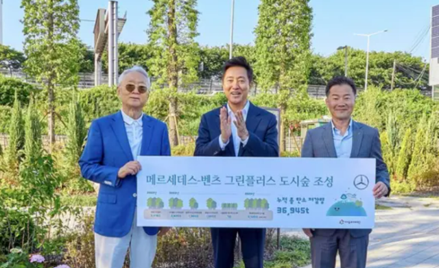 왼쪽부터 이훈규 아이들과미래재단 이사장 오세훈 서울시장 이상국 메르세데스-벤츠 사회공헌위원회 위원 사진메르세데스 벤츠